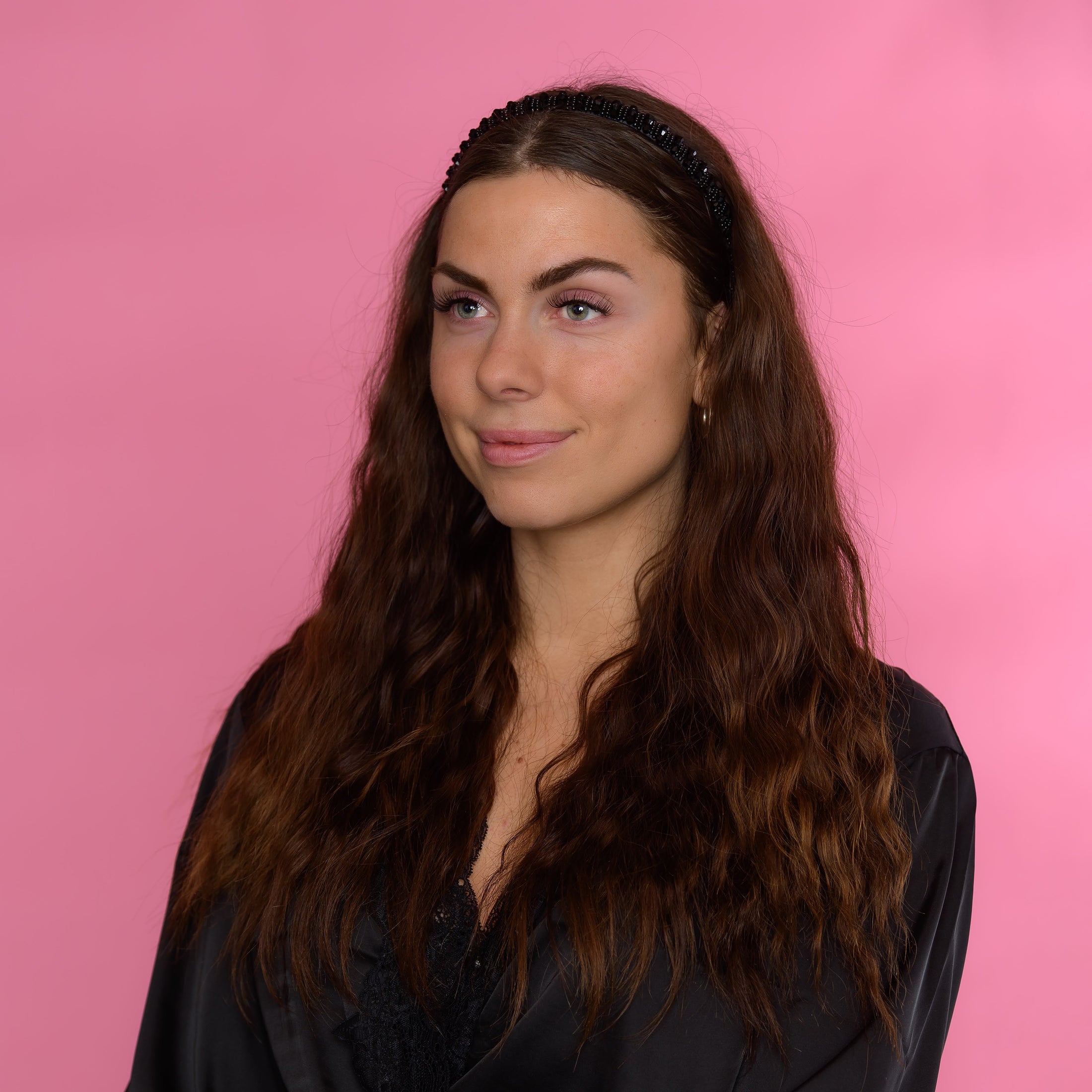 Nicoline Hårbøjle med perler - Sort